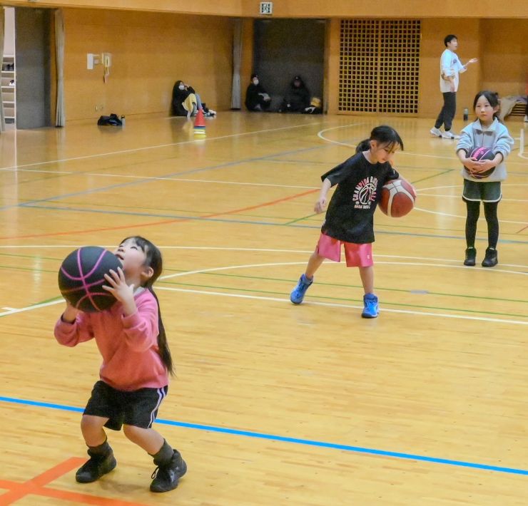 バスケットボールスクールsecretbase　初めてのバスケで果敢にシュート