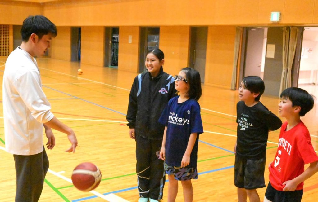 バスケットボールスクールsecretbase　大学生コーチと楽しくお話