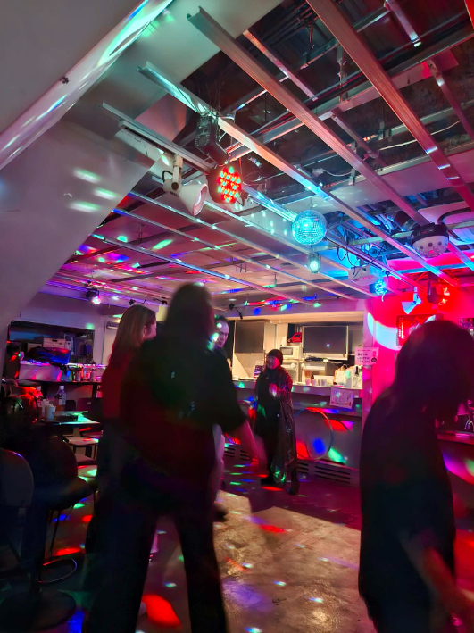 ミラーボールに気分も上がる