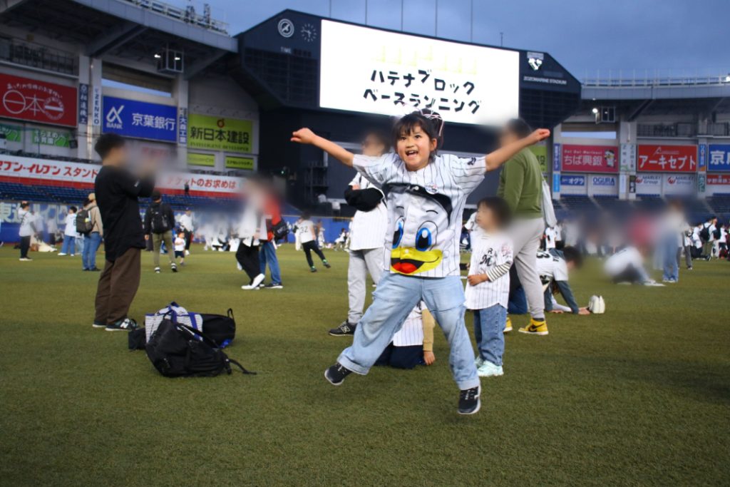 試合後には開放された外野部分を歩ける「グラウンドウオーク」を体験