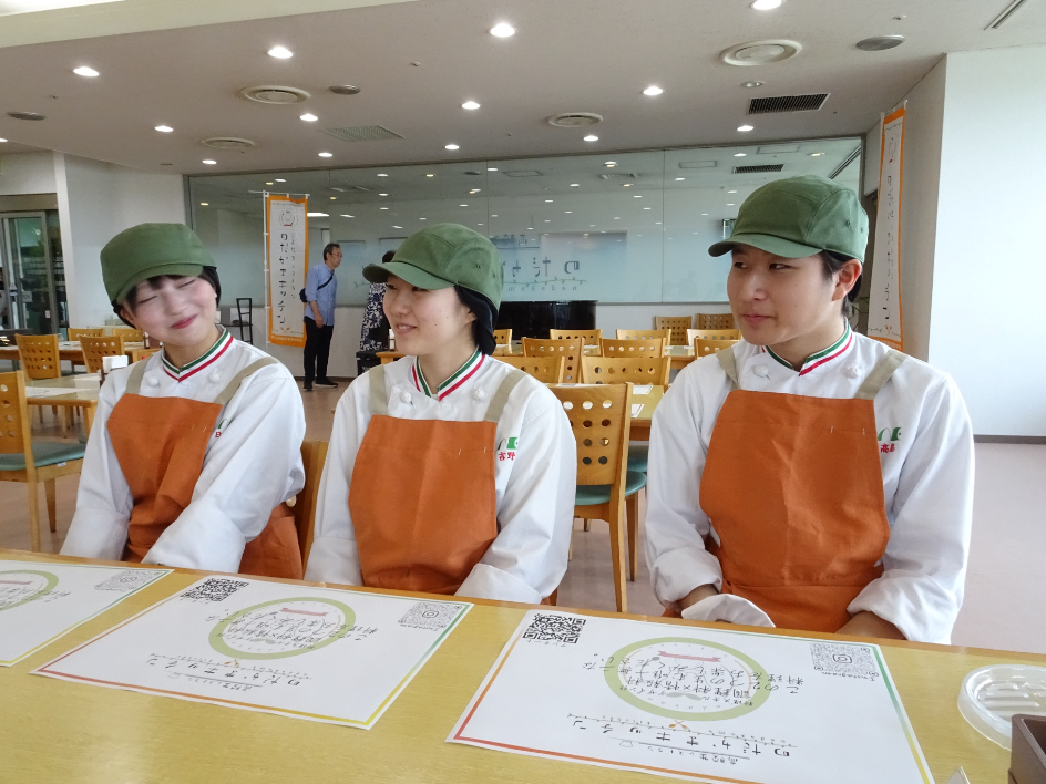 （左から）日下部梨華さん、吉野沙優さ ん、髙島唯さん