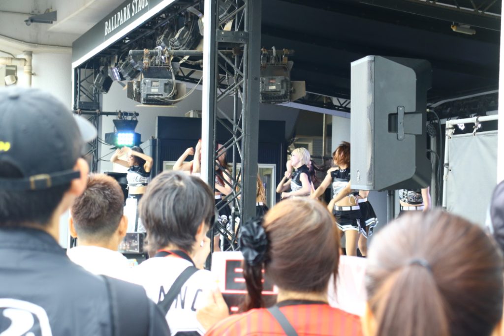 ステージイベントも要チェック！この日はチアのダンスショーが大人気