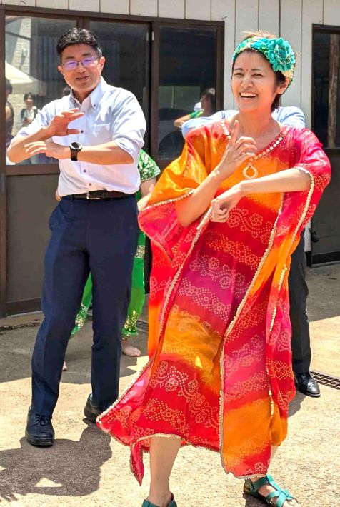 あじさいねぎの香りと本土寺のアジサイ　ステージイベントで踊る 松戸市長