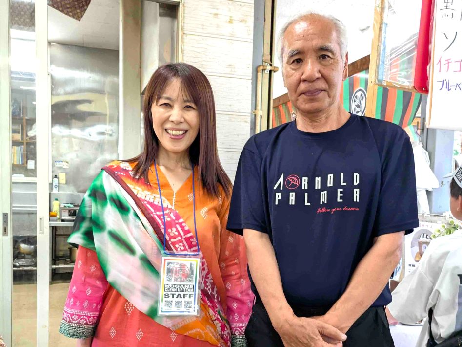 あじさいねぎの香りと本土寺のアジサイ　あじさいねぎまつり実行委員長の谷口さん（右）と副委員長の赤崎さん
