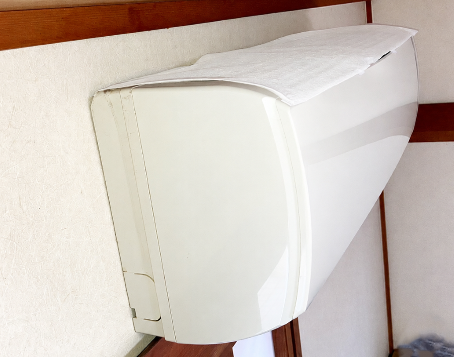 どうしてますか？エアコンメンテナンス　吸い込み口にフィルターを貼ることで、 エアコン内部へのホコリや油分の浸入を防ぐことができます