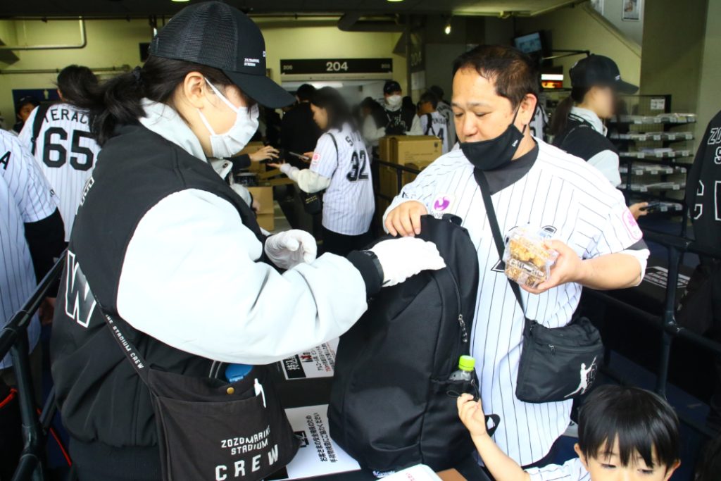 入場の手荷物検査。マナーを守って観戦しよう