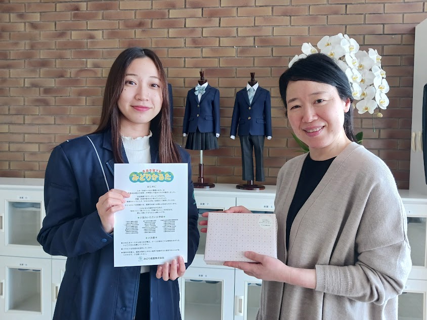 みどり産業株式会社　担当の白石さん（左）。千葉市立稲毛国際中等教育学校の贈呈式で