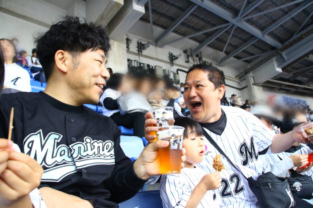 観戦しながらお酒やグルメを楽しもう。売り子さんからも買えるものもあるよ！