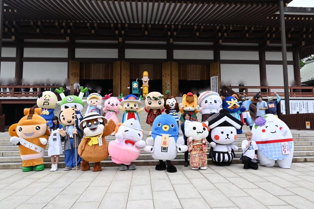 ご当地キャラクターと一緒に成田山新勝寺参詣