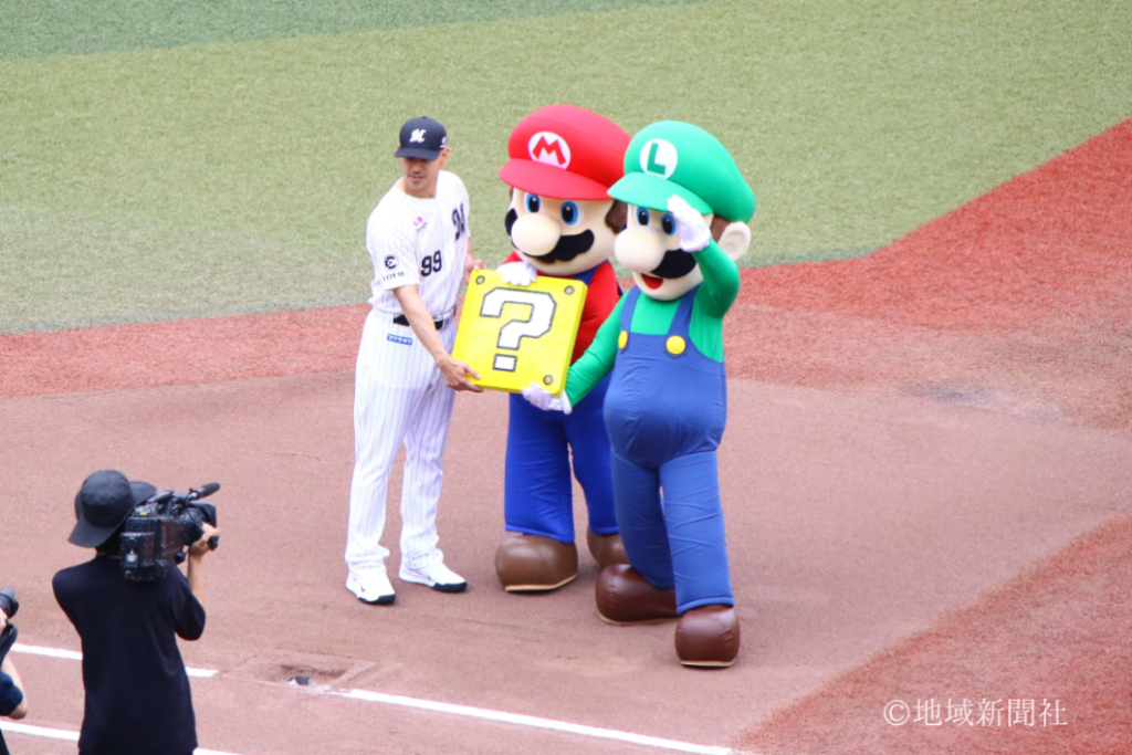 「スーパーマリオブラザーズ40周年 × プロ野球12球団」の開催に合わせたイベントが盛りだくさんの日。塁ベースも大変身！