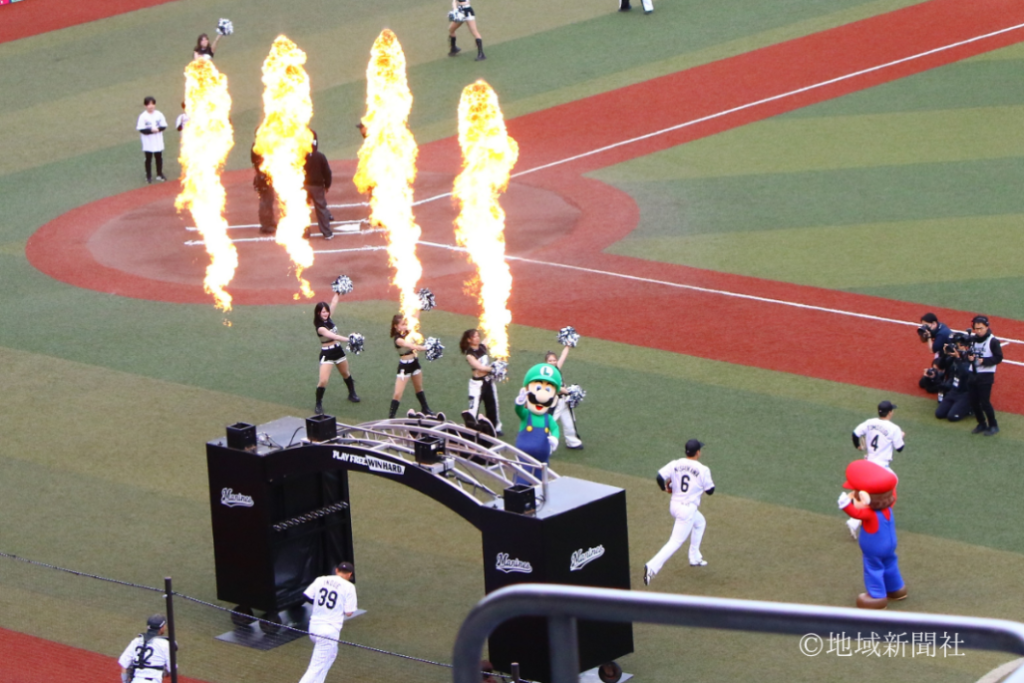 フィールドへ向かう選手を鼓舞する炎の演出