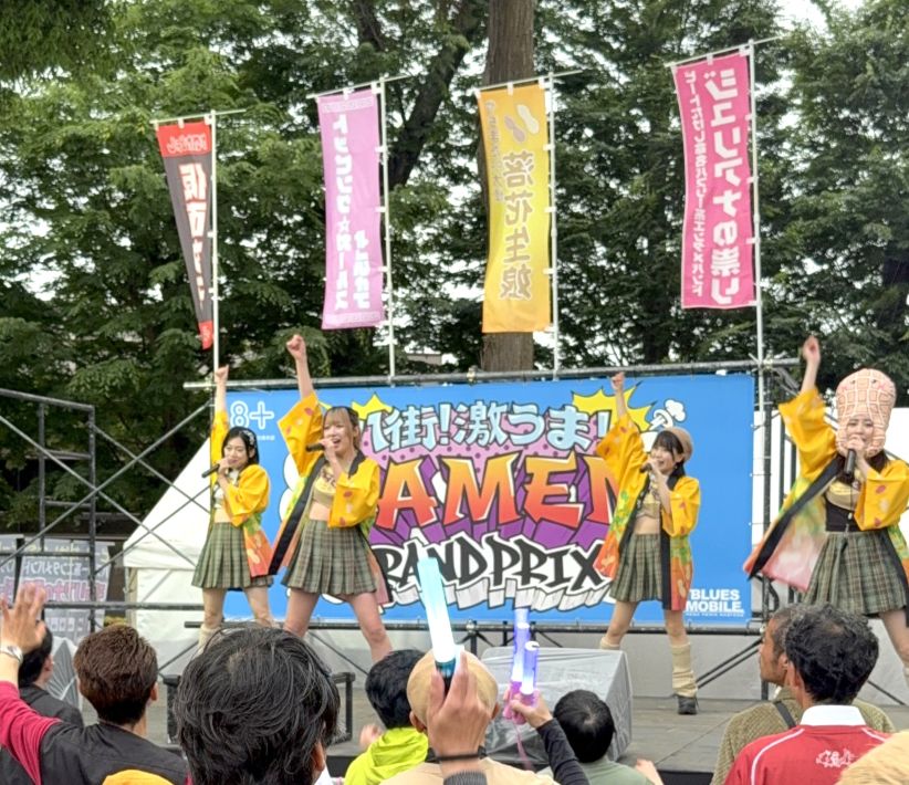 八街！激うま！ラーメン祭　ステージではアイドルによるパフォーマンスが！