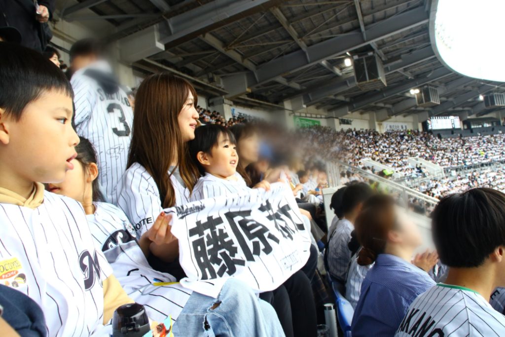 選手たちにたくさんの声援を送ろう！さあグッズの出番！