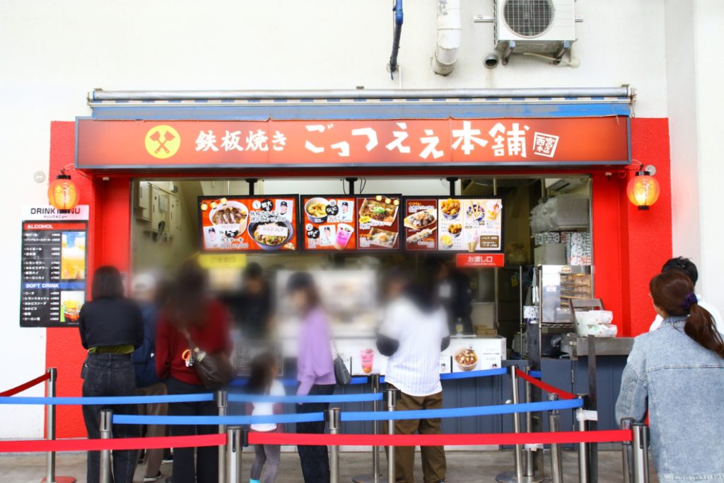 場内にも人気のグルメがたくさん。おなかから応援しよう！