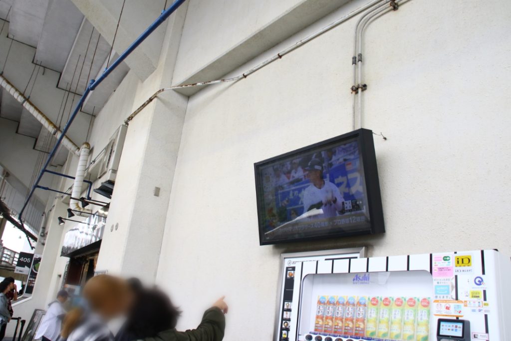 トイレや買い物で席を離れても心配ご無用。モニターで試合をチェックできるのだ！