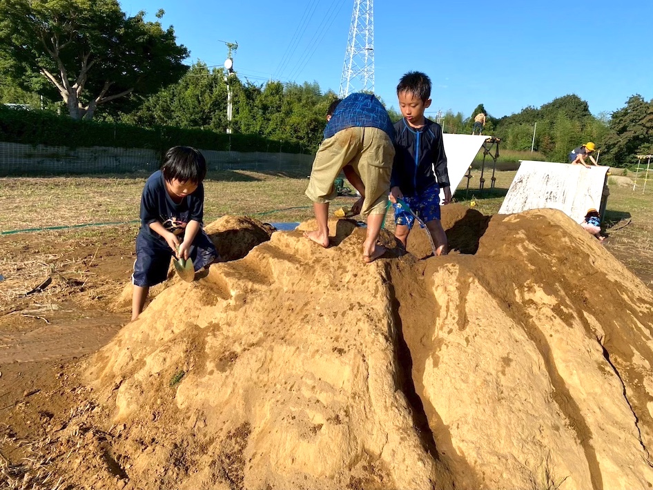 子どもが思い切り 遊べる場をつくる 千葉県成田市で、 人々の生活を支える さまざまな建物を建 設している平山建 設。社長の平山秀樹 さんが新しいプロジ ェクトとして力を入 れているのが、「大袋 プレーパーク」の運 営です。ＮＰＯと協力 し、土地を提供して います。 「マンションを建て るだけではなく、子 どもたちが泥だらけ になって遊べる場所 をつくることも建築 会社の大切な役割だ と思うんです。私が 小さい頃は、成田の 緑豊かな公園で毎日 のように水遊びや泥 遊びをしていました。 今の子どもたちは公 園でも禁止事項があ り、外でのびのびと 遊べる場所がないの を何とかしたくて」 と平山社長。現在の プレーパークに、環 境デザインの第一人 者、仙田満さん設計 の建物を建設するた め、先駆け的な存在 のプレーパークを視 察に行ったそうです。 「急な斜面や、ぐるぐ る回れる建物の構造 が、変化に富んでい て素晴らしかったで す」と興奮気味に語 ってくれました。 成田の街づくりが 平山建設の使命 成田の街を上から 見てみると、老舗和 菓子店や消防署、銀 行や小中学校など、 平山建設が手がけた 建物があちこちに。 「当社は１９０１年に 成田で炭や薪を商う 平山商店からスター トしました。大正時 代には平山材木店と して工場を構え、１ ９６２年に建設業に 本格参入。以来、成 田の地でさまざまな 方に支えられながら 事業を継続して来ま した」と平山社長は 語ります。 成田山表参道の狭 さを何とかしよう と、各店舗が建て直 しやリフォームの際 に２メートルずつ後 退して歩行者のため の空間を確保する 「セットバック事業」 に取り組み、改めて 自分たちの使命が成 田のふるさとづくり だと自覚したといい ます。 ＤＸやＡＩも取り 入れ挑戦を継続 常に新しい挑戦を してきた先代になら い、賃貸管理業やホ テル業など新しい事 業にも積極的に挑戦 し、事業を拡大。ＤＸ にも力を入れており、 あらゆる情報をデジ タル化して誰でも検 索できるようにした り、稟議や決済を迅 速に進める仕組みを 作成したりして業務 効率を上げた結果、 「残業が大幅に減り ました」と平山社長。 「今後はＡＩの活用な どを通して一人ひとり の生産性をより高め て、社員の物心両面 の幸福追求を進めて いきます。これから も『この街にあってよ かった』と思っていた だける存在であるた めに、挑戦を続けて いきます」