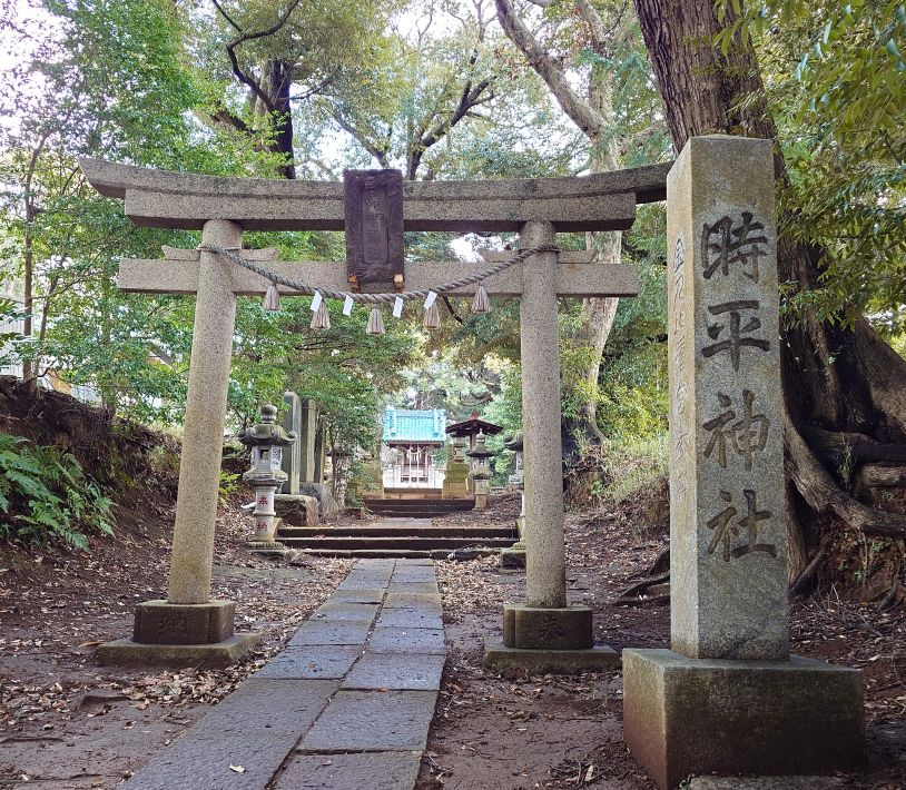 萱田町時平神社　鳥居越しの本殿