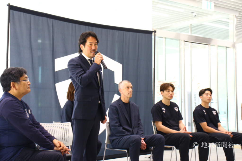 今季への感謝と来季への決意を述べる代表取締役CEO 新居佳英氏