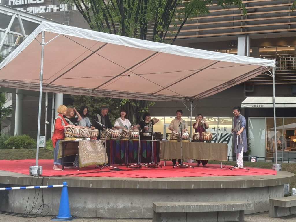 インドの打楽器タブラも登場