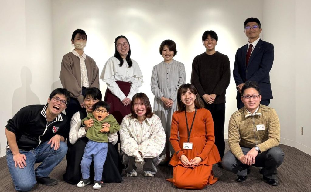 まつどDE子育て一日体験　前列右から2人目が越智さん。後列右端は松戸隆政市長