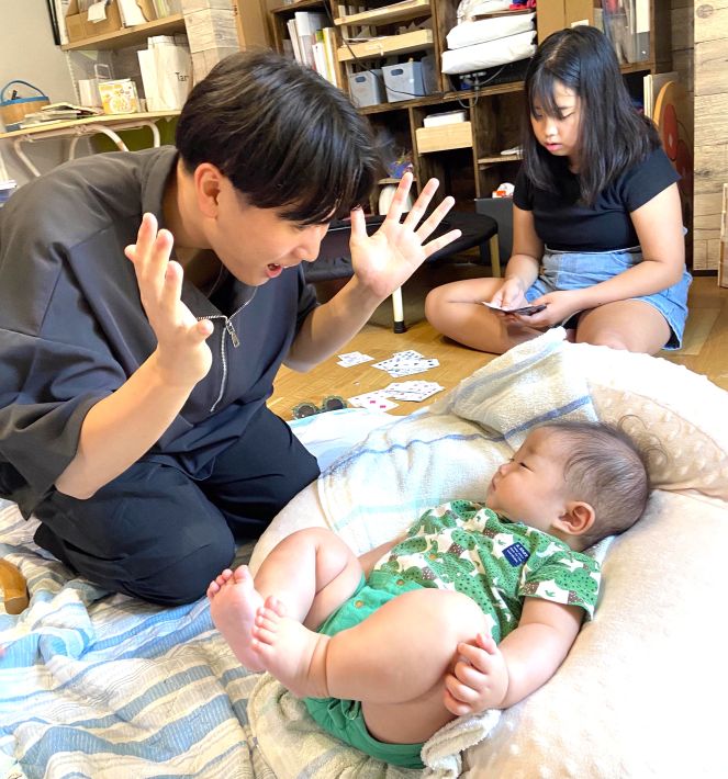 まつどDE子育て一日体験　子どもをあやす縣さん