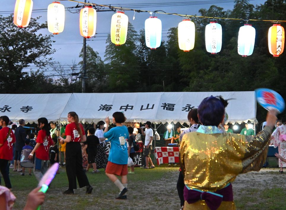 小文間の盆踊り 老いも若きも一緒に楽しめる輪踊り