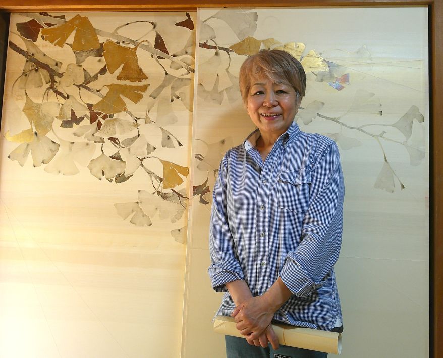 島田由子さん。自宅のイチョウ柄襖絵の前で