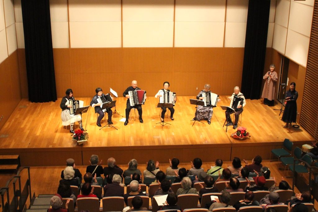 【佐倉市】結成20年記念演奏会を開催　佐倉アコーディオンサークル「風車」