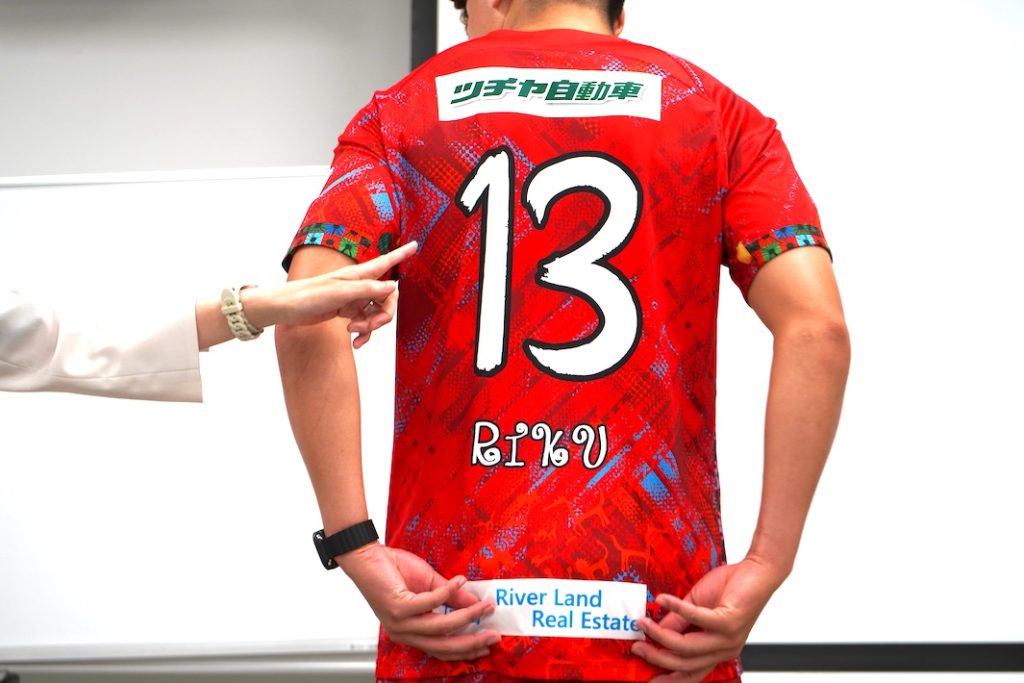 スポーツとアートの融合で唯一無二の一着を　サッカークラブ市川SC × イチカワフォント　新ユニホーム誕生