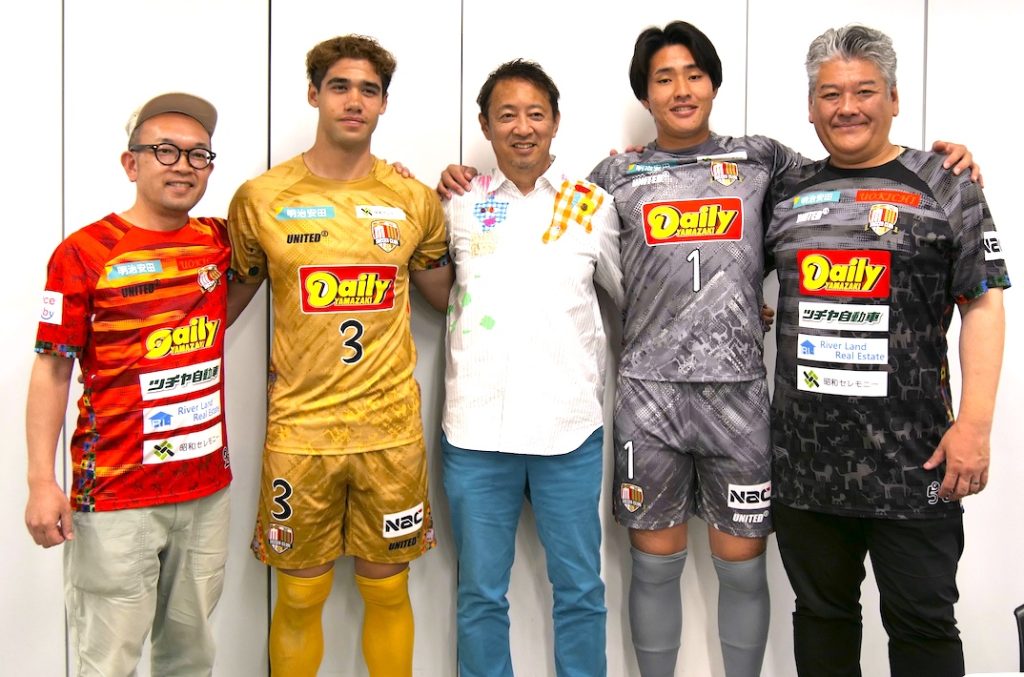 スポーツとアートの融合で唯一無二の一着を　サッカークラブ市川SC × イチカワフォント　新ユニホーム誕生