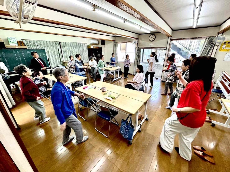 元気に笑える明日を、この町で　ロコモ大使が行く！　歌って踊ってBYE-BYEロコモ