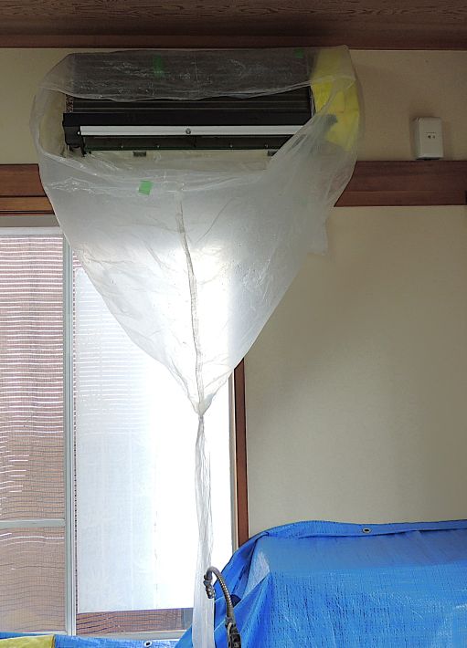 知っておきたい「エアコンお手入れ」水がビニールチューブを通ってバケツへ流れるようにすっぽり覆う