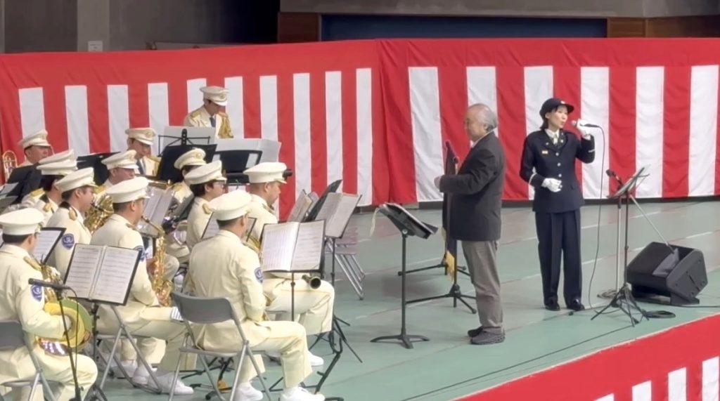 出初式での消防音楽隊と共演の様子