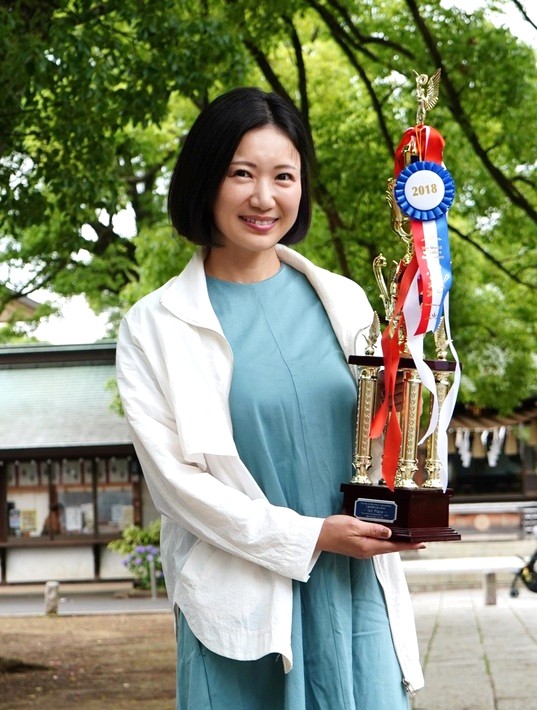 世界口笛大会２０１８のトロフィーを手にする松丸さん