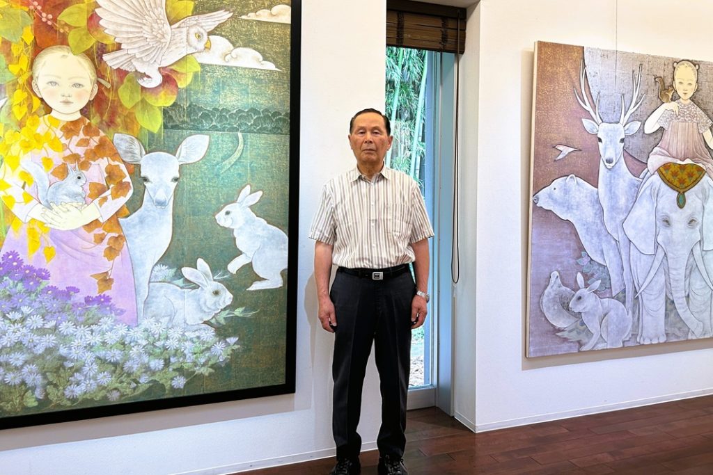 取材時に開催中だった「間瀬静江展」の作品を前に森忠行館長