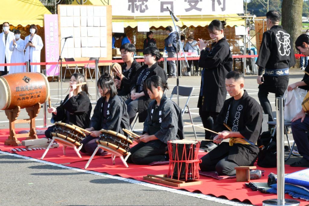 熱い演奏がお祭りを盛り上げる