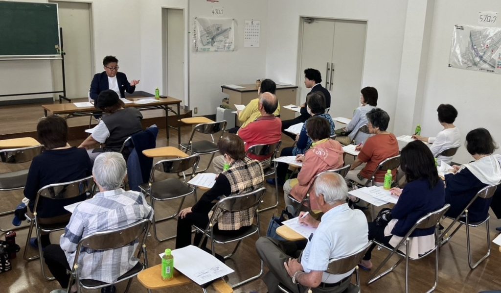 終活相談会の様子。谷田貝さんは「葬儀社を決めるためより、わからない事を整理するために相談するだけでも大丈夫」と話します