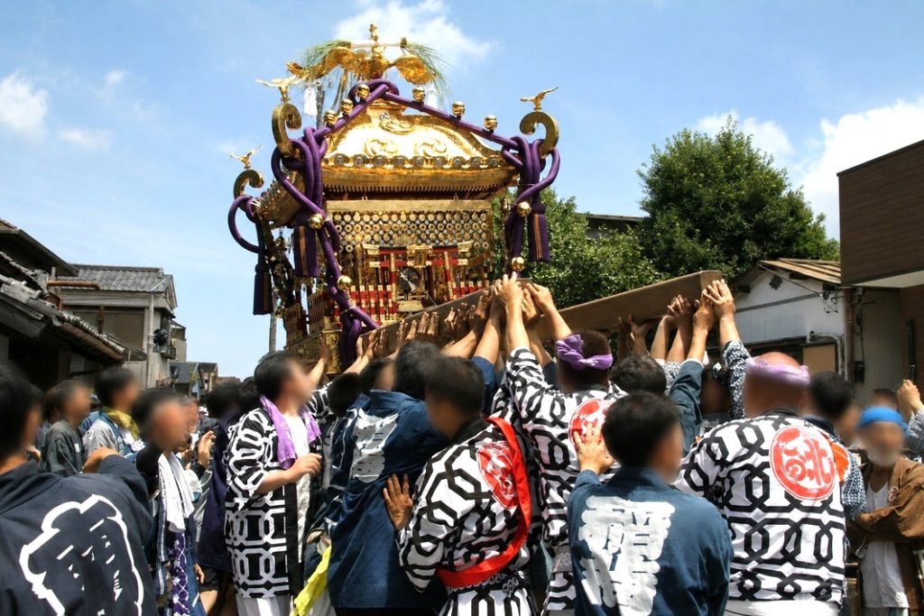 半被を着た担ぎ手が、交代しつつ進みます