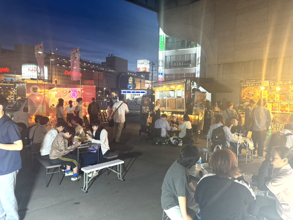 日が暮れる頃にはにぎわい最高潮に!