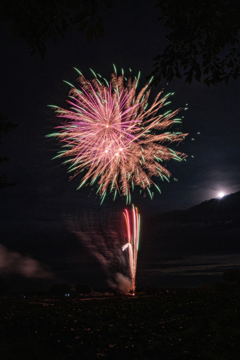 大きな花火が夜空に輝く
