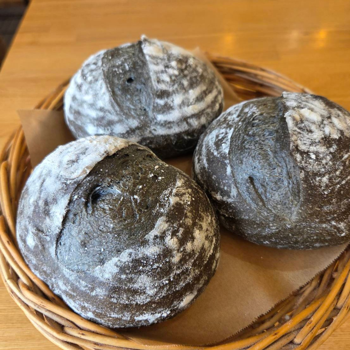 竹炭を使った「黒カンパーニュ」