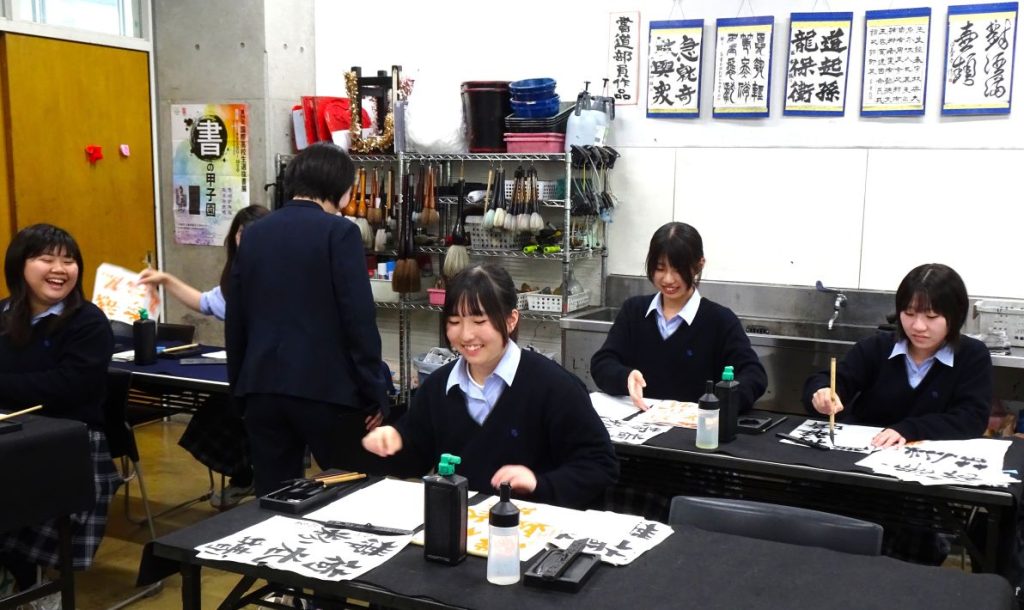 中央学院高等学校　書道部　集中した作品制作の合間の明るい笑顔