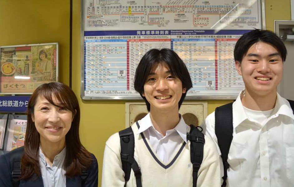 北総鉄道 × 松戸市立松戸高等学校　（左から）北総鉄道・林さん、市立松戸高校・渡 邊さん、同・藤井さん