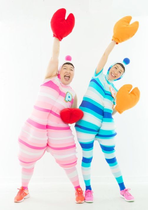 音楽ユニット「ケロポンズ」元気いっぱい歌って踊るケロポンズのポンこと平田明子さん(左)とケロこと増田 裕子さん(写真はすべてカエルちゃんオフィス提供)