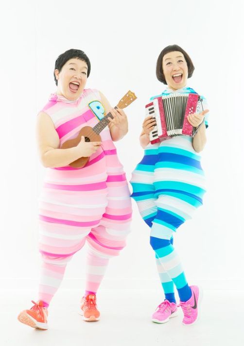 音楽ユニット「ケロポンズ」ウクレレとアコーディオンを持って歌うケロポンズ