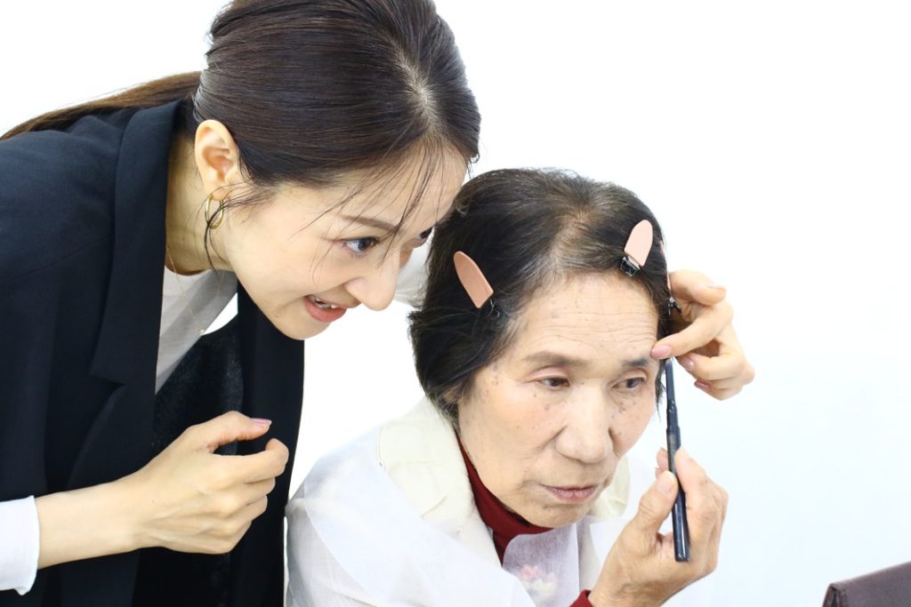 S.K.さん、お悩みの眉に真剣な表情!