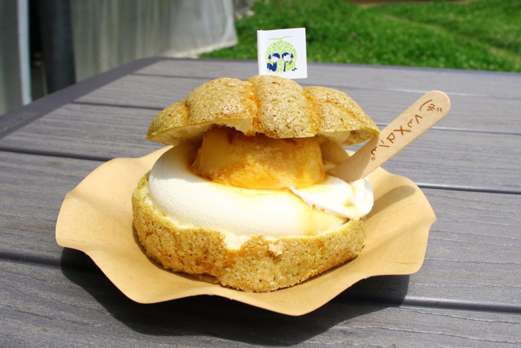 道の駅常総　プリンメロンパンソフト（数量限定）650円　ベーカリーで人気のメロンパンにソフトクリームとプリンが入った逸品！　
