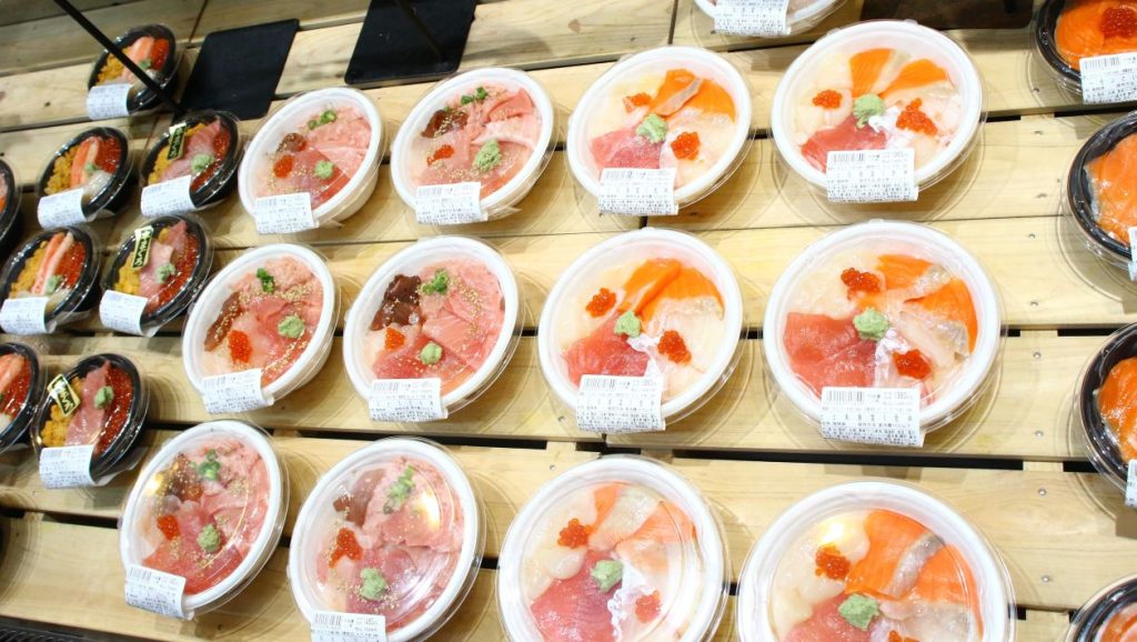 道の駅常総　鮮魚コーナーでは海鮮丼の販売も
