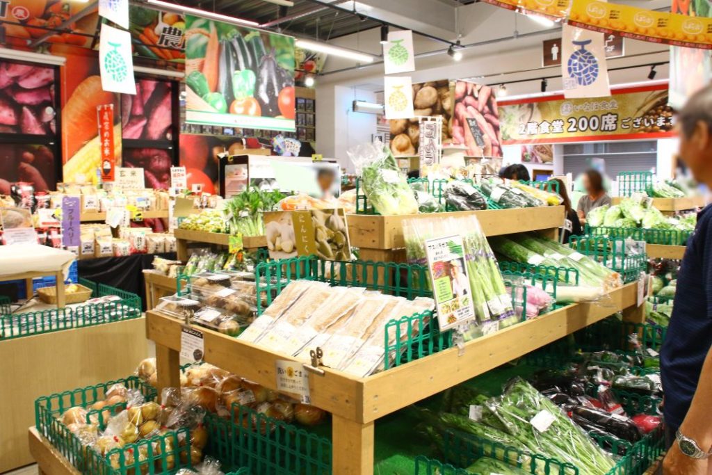 道の駅常総　農産物直売所には新鮮な野菜が並びます