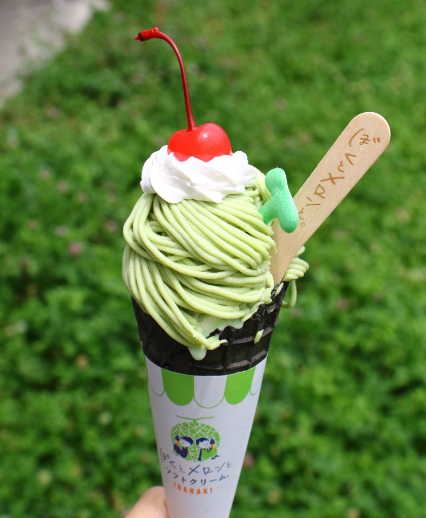 道の駅常総　メロメロモンブランソフト　500円　メロン風味のモンブランクリームの中はミ ックスソフト。見た目もとってもかわいい！